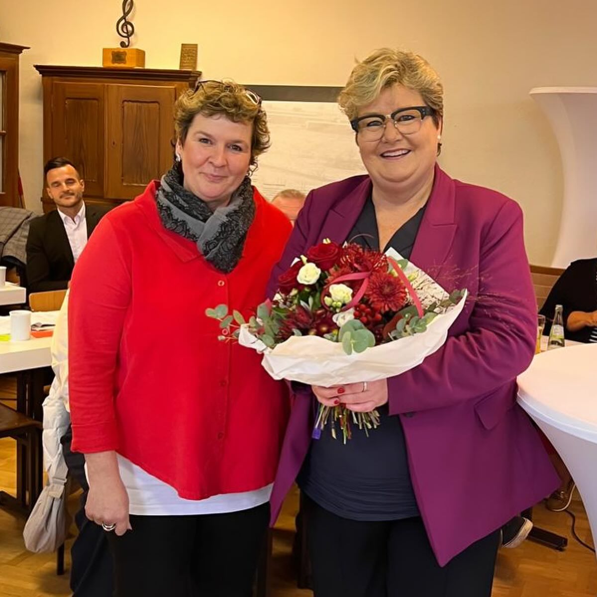 Beatrix Kimnach gratuliert Bettina Brück zur Wahl